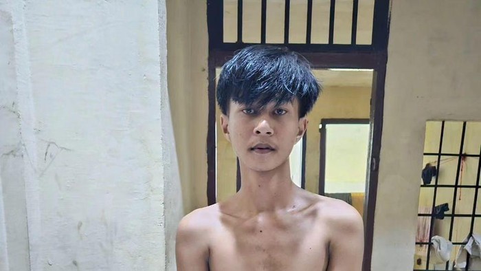 Aldi Sanjaya (20), warga Kota Jambi membunuh teman kerjanya, Jono (40) dipicu dendam lama. Dendam itu ia pendam sejak mereka sama-sama bekerja di bengkel ban dan velg mobil.