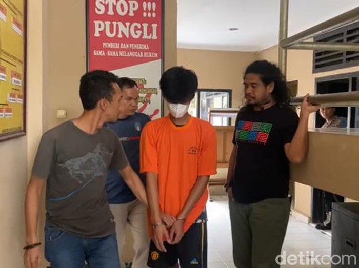 Aldi Sanjaya (20), warga Kota Jambi menghabisi nyawa teman kerjanya, Jono (40). Ia menikam korban di rumahnya dengan puluhan tusukan pisau untuk melampiaskan dendam lama.