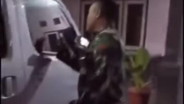 Tangkapan layar akun Instagram @liputan.magelang memperlihatkan seorang anggota TNI memergoki ambulans yang viral karena 'horor' menyala dan klakson bunyi sendiri, Rabu malam (29/5/2024).