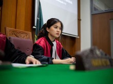 Andrea Tanzil Pakai Jubah Hakim, Lagi Ngapain Ya? Andrea Tanzil Pakai Jubah Hakim, Lagi Ngapain Ya?