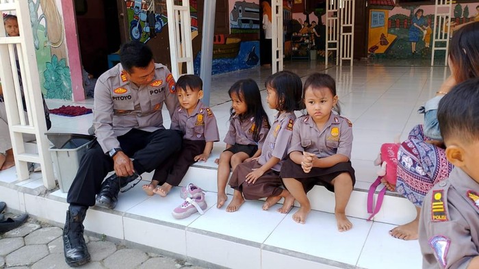 Anggota Polsek Slahung Ponorogo datangi taman kanak-kanak