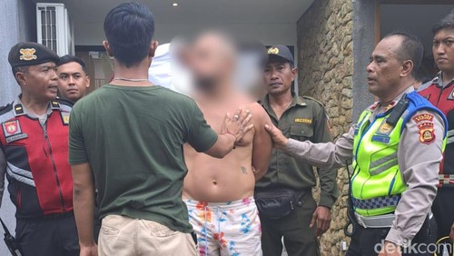 Aparat gabungan mengamankan bule AS yang ngamuk-ngamuk di sebuah vila di Tibubeneng, Badung, Bali, Kamis (30/5/2024). (Dok. Satpol PP Badung)