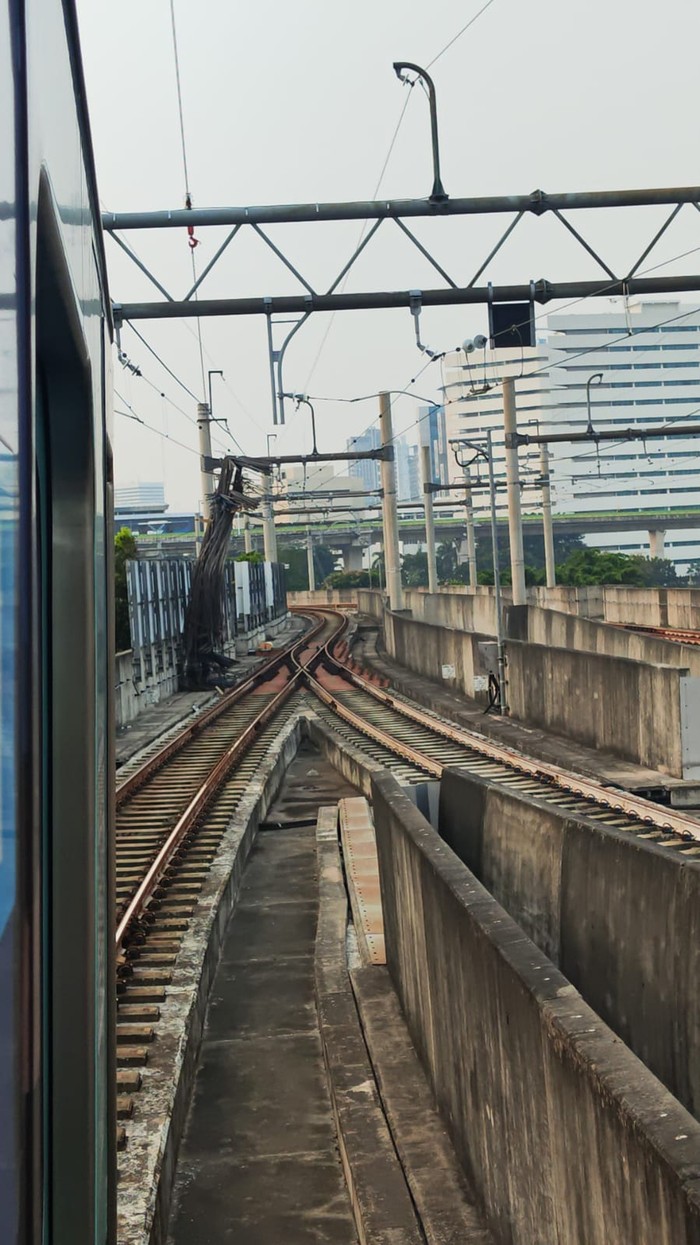 Besi konstruksi jatuh ke jalur MRT. (Dok istimewa) Besi konstruksi jatuh ke jalur MRT. (Dok istimewa)