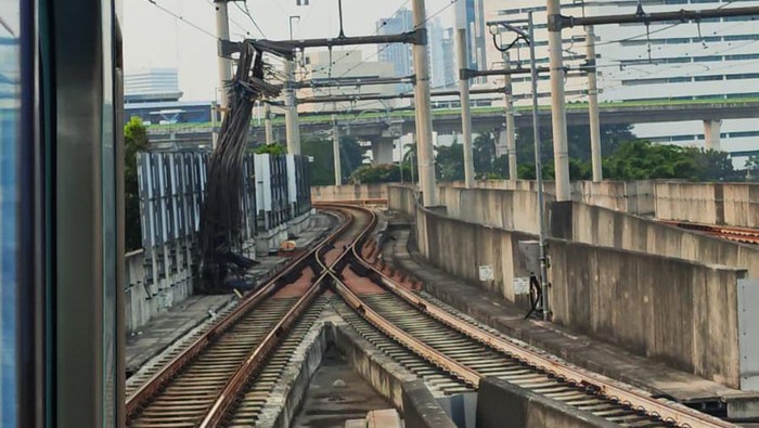 Insiden Besi Konstruksi Menimpa Kereta MRT, Ganggu Layanan