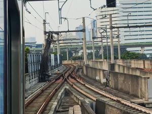 Detik-detik Hentakan dan Percikan Api Saat Besi Proyek Jatuh ke Jalur MRT