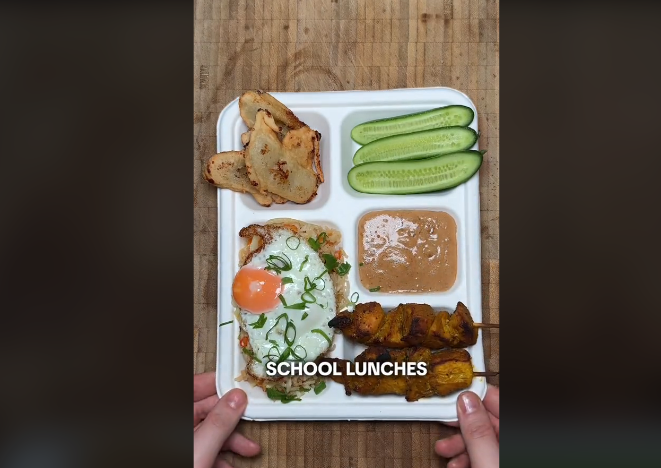 Bule Inggris Ini Bikin Menu Makan Siang khas Indonesia yang Enak