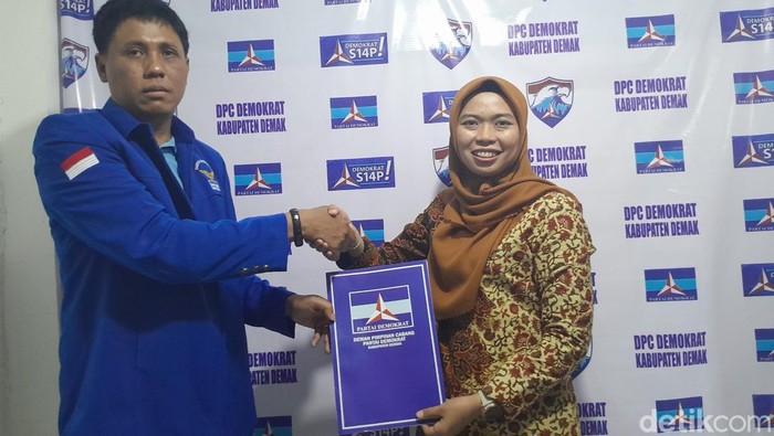 Bupati Demak Eistianah mendaftar bakal calon Bupati Demak di DPC Partai Demokrat Demak, Kamis (30/5/2024).