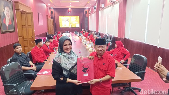 Bupati Klaten Sri Mulyani saat mengembalikan formulir pendaftaran sebagai bakal calon Wakil Gubernur di PDIP Jateng, Kamis (30/5/2024).