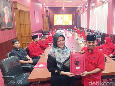 Bupati Klaten Sri Mulyani saat mengembalikan formulir pendaftaran sebagai bakal calon Wakil Gubernur di PDIP Jateng, Kamis (30/5/2024).