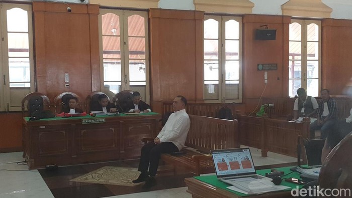 Bupati Labuhanbatu nonaktif, Erik Adtrada Ritonga menjalani sidang perdana di Pengadilan Tipikor Medan hari ini. (Goklas Wisely/detikSumut)