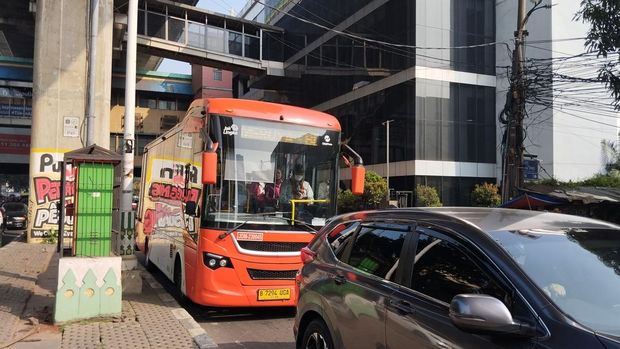 Bus TransJ Terjebak Macet di Pasar Cipulir Jaksel Imbas Proyek Galian