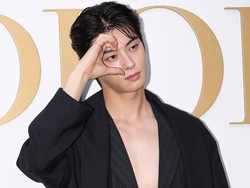 Cha Eun Woo Seksi Pamer Dada di Acara DIOR, Gayanya Jadi Pro & Kontra