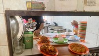 Menu andalannya tentu saja ayam gorengnya. Di sini hanya pakai ayam kampung yang masih muda, diungkep cukup lama agar bumbunya meresap dan teksturnya itu tidak alot.  Foto: detikFood