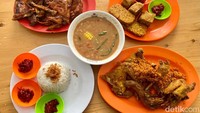 Satu ekor ayam goreng dan ayam bakar harganya Rp 92.000. Bisa dimakan untuk 3-4 orang. Ada juga menu pelengkap seperti sayur asem, nasi uduk dan tahu tempe. Foto: detikFood