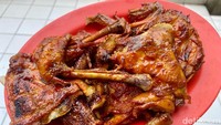 Begitu juga dengan rasa ayam bakarnya, karena diungkep dalam waktu yang lama jadi daginnya mudah terlepas dari tulangnya. Rasa ayam bakarnya unik karena ada sensasi rasa pedas, manis dan asam layaknya saus BBQ.  Foto: detikFood