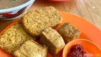 Untuk tahu dan tempe pun semuanya diracik dengan bumbu ungkep pilihan. Mereka rupanya sudah langganan dengan pemasok tahu dan tempe selama puluhan tahun untuk menjamin kualitas. Foto: detikFood