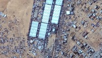 Citra satelit menunjukkan kamp PBB di kawasan Tel al-Sultan di distrik barat Rafah, 26 Mei 2024. Pihak Palestina menyebut 50 orang tewas dan 249 orang luka-luka akibat serangan Israel saat itu. Namun demikian, ternyata itu bukan serangan sekali. Ada serangan yang kedua kali.