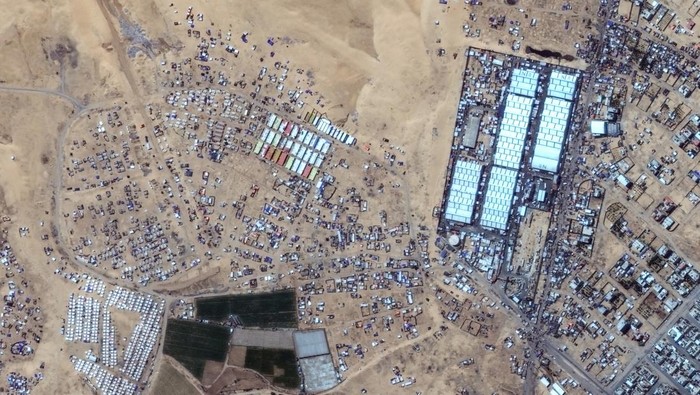 Citra Satelit Rafah Sebelum dan Sesudah Dibombardir Israel Satellite image shows the UN camp and tents in the Tel al-Sultan area in the western district of Rafah, May 26, 2024. Maxar Technologies/Handout via REUTERS THIS IMAGE HAS BEEN SUPPLIED BY A THIRD PARTY MANDATORY CREDIT. NO RESALES. NO ARCHIVES. MUST NOT OBSCURE LOGO