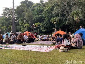 Mahasiswa UGM Protes Uang Pangkal-UKT Bertahan Berkemah Depan Balairung