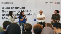 Marcella Pravinata, Head of Go To Market PT Bank Jasa Jakarta (kedua kiri) bersama Poltak Hotradero, Ekonom Senior & Peneliti (kedua kanan) dan Ferry Irwandi, Co-Founder Malaka Project/Eks Pranata Humas Kemenkeu RI & Content Creator (kanan) melakukan diskusi Unfiltered Live #5: Dulu Manual Sekarang Matic, Indonesia Kembali Menabung pada Kamis, 30 Mei 2024 di Jakarta. 