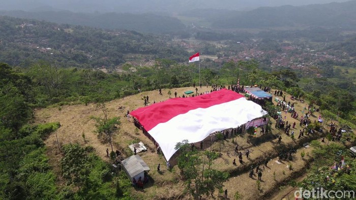 Dokumen Kodim 0613 Ciamis. Bendera merah putih raksasa berkibar di Puncak Bukit Cinyasag Ciamis.