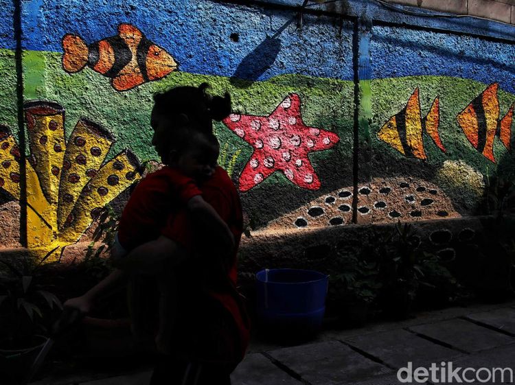 Edukasi Pelestarian Lingkungan hingga Biota Laut lewat Mural di Jakut