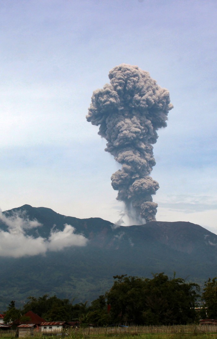 Erupsi Gunung Marapi Gunung Marapi mengeluarkan abu vulkanik saat erupsi yang terlihat dari Bukittinggi, Sumatera Barat, Kamis (30/5/2024). Pos Pengamatan Gunung Api (PGA) Marapi di Bukittinggi mencatat erupsi terjadi pada 30 Mei 2024 pukul 13:04 WIB dengan tinggi kolom abu teramati 2.000 meter di atas puncak yang terekam di seismogram dengan amplitudo maksimum 30.4 mm dan durasi sementara 2 menit 2 detik. ANTARA FOTO/Al Fatah/Ief/nym.