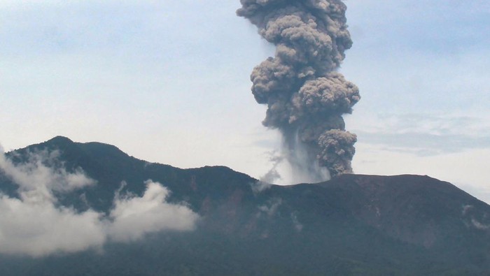 Gunung Marapi mengeluarkan abu vulkanik saat erupsi yang terlihat dari Bukittinggi, Sumatera Barat, Kamis (30/5/2024). Pos Pengamatan Gunung Api (PGA) Marapi di Bukittinggi mencatat erupsi terjadi pada 30 Mei 2024 pukul 13:04 WIB dengan tinggi kolom abu teramati 2.000 meter di atas puncak yang terekam di seismogram dengan amplitudo maksimum 30.4 mm dan durasi sementara 2 menit 2 detik.  ANTARA FOTO/Al Fatah/Ief/nym.