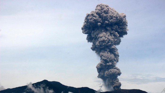 Gunung Marapi mengeluarkan abu vulkanik saat erupsi yang terlihat dari Bukittinggi, Sumatera Barat, Kamis (30/5/2024). Pos Pengamatan Gunung Api (PGA) Marapi di Bukittinggi mencatat erupsi terjadi pada 30 Mei 2024 pukul 13:04 WIB dengan tinggi kolom abu teramati 2.000 meter di atas puncak yang terekam di seismogram dengan amplitudo maksimum 30.4 mm dan durasi sementara 2 menit 2 detik.  ANTARA FOTO/Al Fatah/Ief/nym.