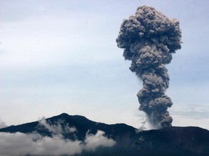 Gunung Marapi Erupsi, Lontarkan Abu Vulkanik 300 Meter