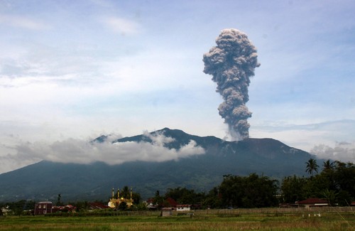 Gunung Marapi mengeluarkan abu vulkanik saat erupsi yang terlihat dari Bukittinggi, Sumatera Barat, Kamis (30/5/2024). Pos Pengamatan Gunung Api (PGA) Marapi di Bukittinggi mencatat erupsi terjadi pada 30 Mei 2024 pukul 13:04 WIB dengan tinggi kolom abu teramati 2.000 meter di atas puncak yang terekam di seismogram dengan amplitudo maksimum 30.4 mm dan durasi sementara 2 menit 2 detik.  ANTARA FOTO/Al Fatah/Ief/nym.