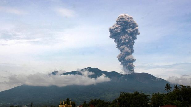 Gunung Marapi mengeluarkan abu vulkanik saat erupsi yang terlihat dari Bukittinggi, Sumatera Barat, Kamis (30/5/2024). Pos Pengamatan Gunung Api (PGA) Marapi di Bukittinggi mencatat erupsi terjadi pada 30 Mei 2024 pukul 13:04 WIB dengan tinggi kolom abu teramati 2.000 meter di atas puncak yang terekam di seismogram dengan amplitudo maksimum 30.4 mm dan durasi sementara 2 menit 2 detik. ANTARA FOTO/Al Fatah/Ief/nym.