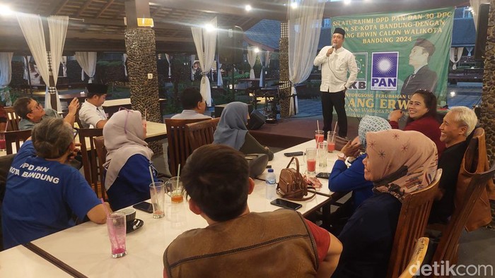 Erwin saat bertemu dengan sejumlah kader PAN Bandung.