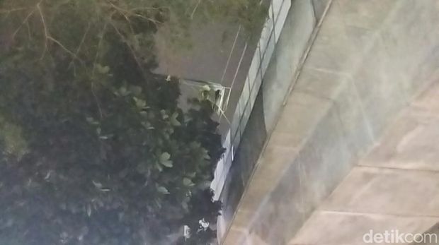 Evakuasi besi proyek Kejagung yang jatuh di jalur MRT, 30 Mei 2024, malam. (Kurniawan F/detikcom)