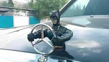 Batman jadi sopir. Foto: Instagram/hard.images