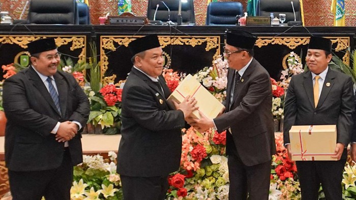 Foto: SF menerima WTP di DPRD Riau (Dok Diskomimfotik Riau)