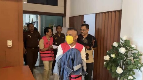 Foto: Tersangka Erwin Piga saat digiring ke Kejati NTT. (Dok. Kejati NTT)