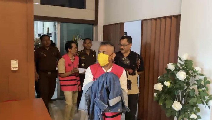 Foto: Tersangka Erwin Piga saat digiring ke Kejati NTT. (Dok. Kejati NTT)