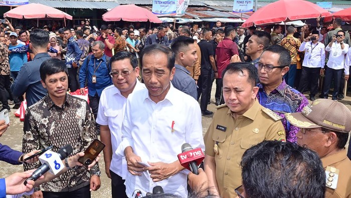 Founder Cyrus Network Hasan Nasbi ikut dampingi Jokowi kunker ke Sumsel.