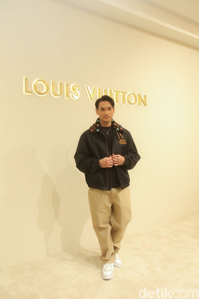 Penyanyi Afgan memberikan gaya preppy terbaiknya dengan padanan jaket bomber LV, chinos khaki, dan sneakers putih dari seri Rivoli. (Foto: Rifkianto Nugroho/detikcom)