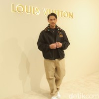 Penyanyi Afgan memberikan gaya preppy terbaiknya dengan padanan jaket bomber LV, chinos khaki, dan sneakers putih dari seri Rivoli. (Foto: Rifkianto Nugroho/detikcom)