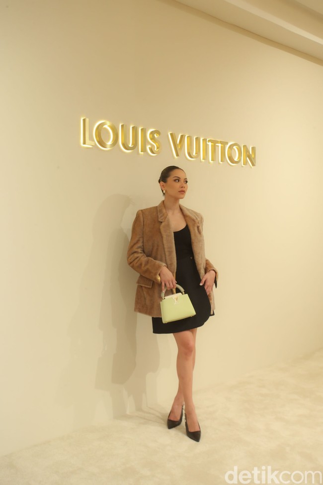 Alyssa Daguise menebar pesonanya dalam balutan terusan hitam dibungkus dengan oversized blazer berbahan bulu. (Foto: Rifkianto Nugroho/detikcom)