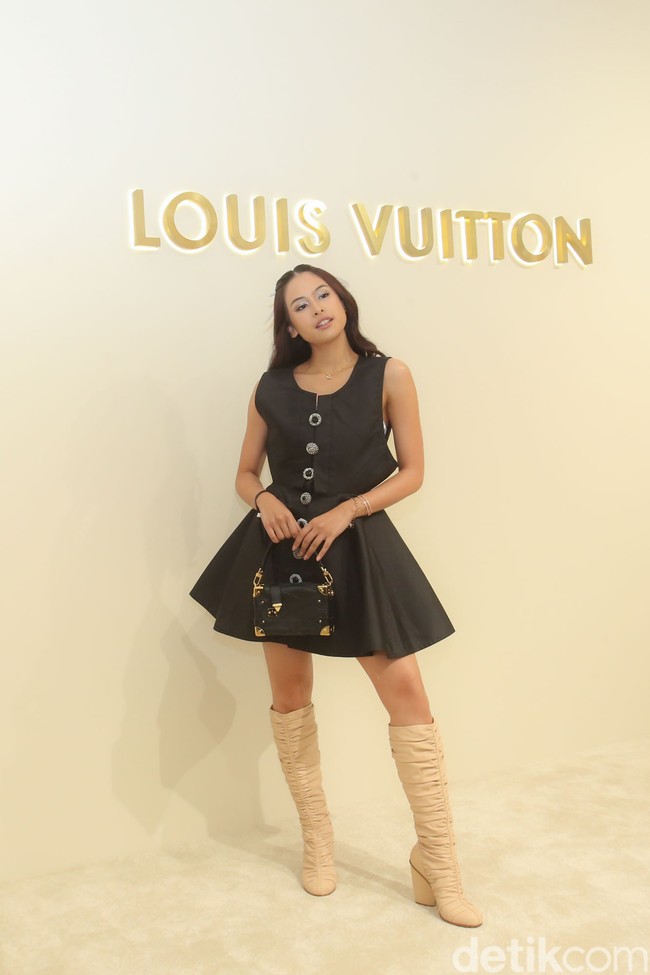 Busana serba hitam mendominasi penampilan para pesohor Tanah Air di pembukaan ulang flagship store Louis Vuitton Plaza Indonesia, Rabu (29/5/2024). Mereka tampil from head to toe dengan LV. Salah satunya Maudy Ayunda. (Foto: Rifkianto Nugroho/detikcom)