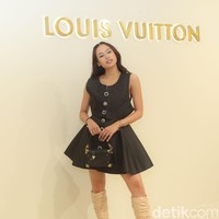 Busana serba hitam mendominasi penampilan para pesohor Tanah Air di pembukaan ulang flagship store Louis Vuitton Plaza Indonesia, Rabu (29/5/2024). Mereka tampil from head to toe dengan LV. Salah satunya Maudy Ayunda. (Foto: Rifkianto Nugroho/detikcom)