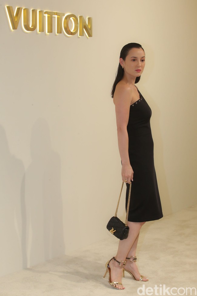 Little black dress menjadi andalan Julia Estelle. Ia juga melengkapi gayanya dengan tas Pico GO-14. (Foto: Rifkianto Nugroho/detikcom)