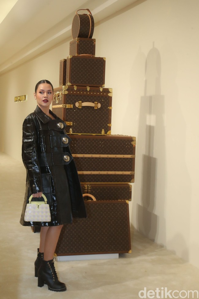 Coat statement dengan aksen sabuk jumbo bersusun menemani penampilan Raisa. Penampilan monokrom itu disempurnakan dengan tas Capucines Mini berwarna putih. (Foto: Rifkianto Nugroho/detikcom)