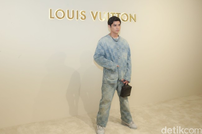 Jaket Damier Denim Chic dengan celana senada dipilih Al Ghazali untuk momen spesial tersebut. Ia melengkapi gayanya dengan sneakers LV Skate. (Foto: Rifkianto Nugroho/detikcom)