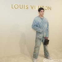 Jaket Damier Denim Chic dengan celana senada dipilih Al Ghazali untuk momen spesial tersebut. Ia melengkapi gayanya dengan sneakers LV Skate. (Foto: Rifkianto Nugroho/detikcom)