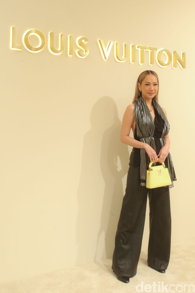 Berbalut jumpsuit hitam, bunga Citra Lestari pun tak kalah memesona dengan tas Capucines Mini berwarna kuning. (Foto: Rifkianto Nugroho/detikcom)