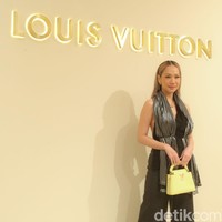 Berbalut jumpsuit hitam, bunga Citra Lestari pun tak kalah memesona dengan tas Capucines Mini berwarna kuning. (Foto: Rifkianto Nugroho/detikcom)